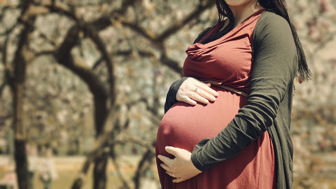 孕妇捂肚子影视合集，探寻影视中的生命温情与美之韵